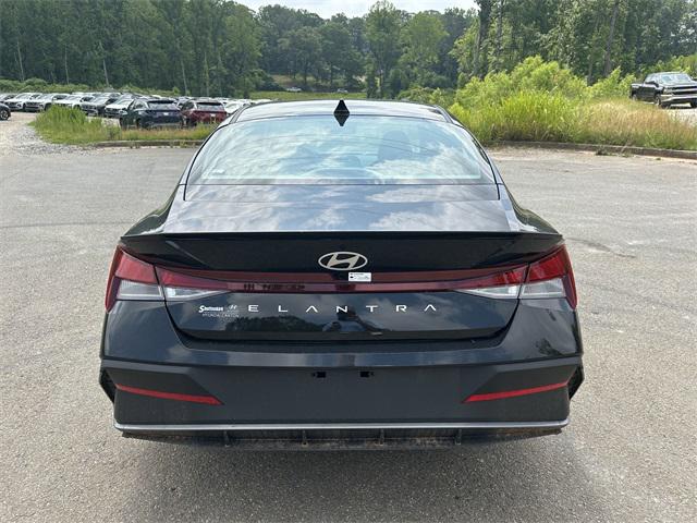 2025 Hyundai Elantra SEL Sport photo 4