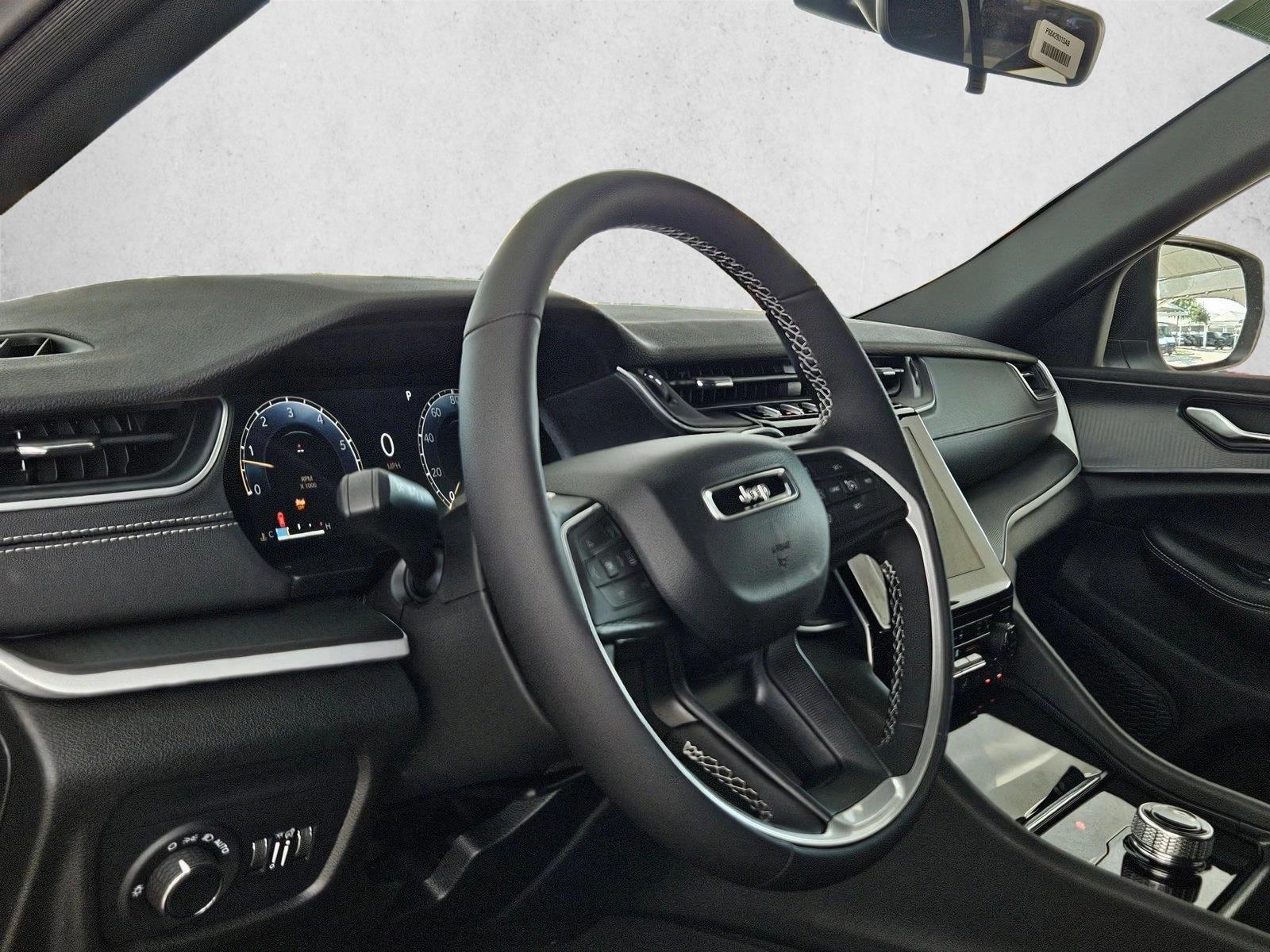 2025 Jeep Grand Cherokee Laredo photo 3