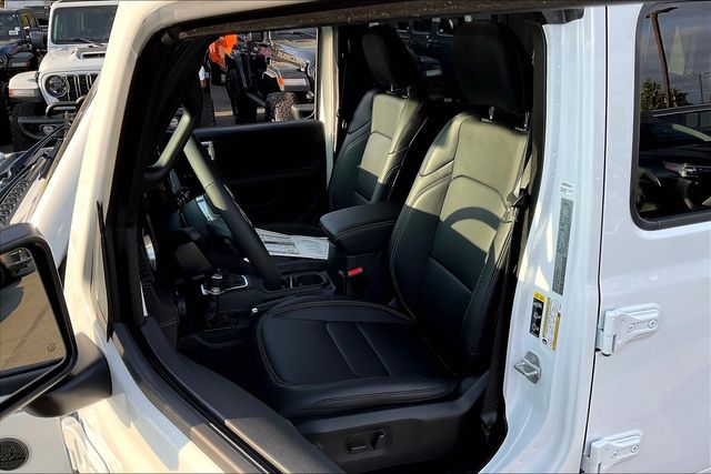 2025 Jeep Wrangler Sahara photo 9