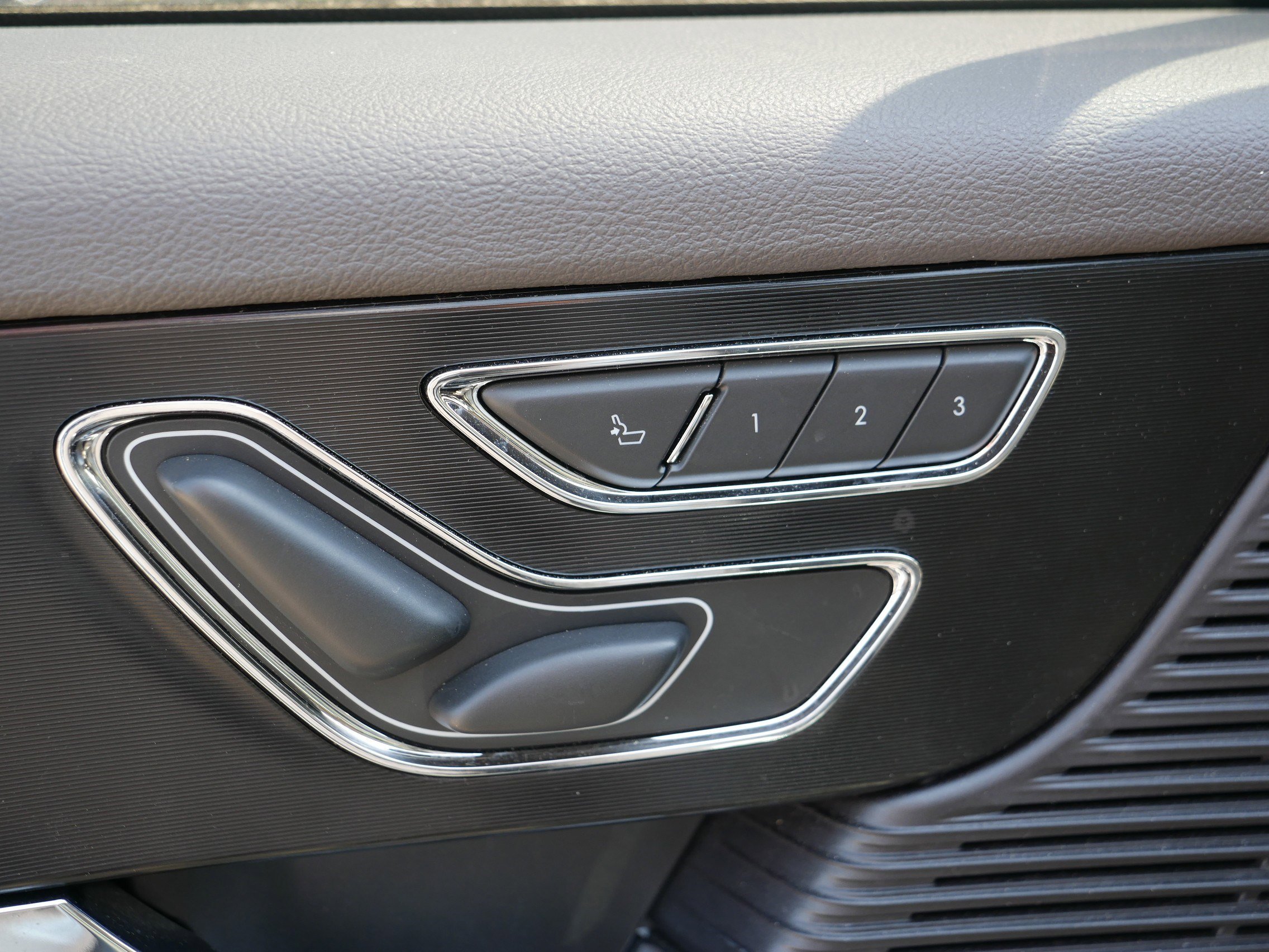 2022 Lincoln Corsair Standard photo 20