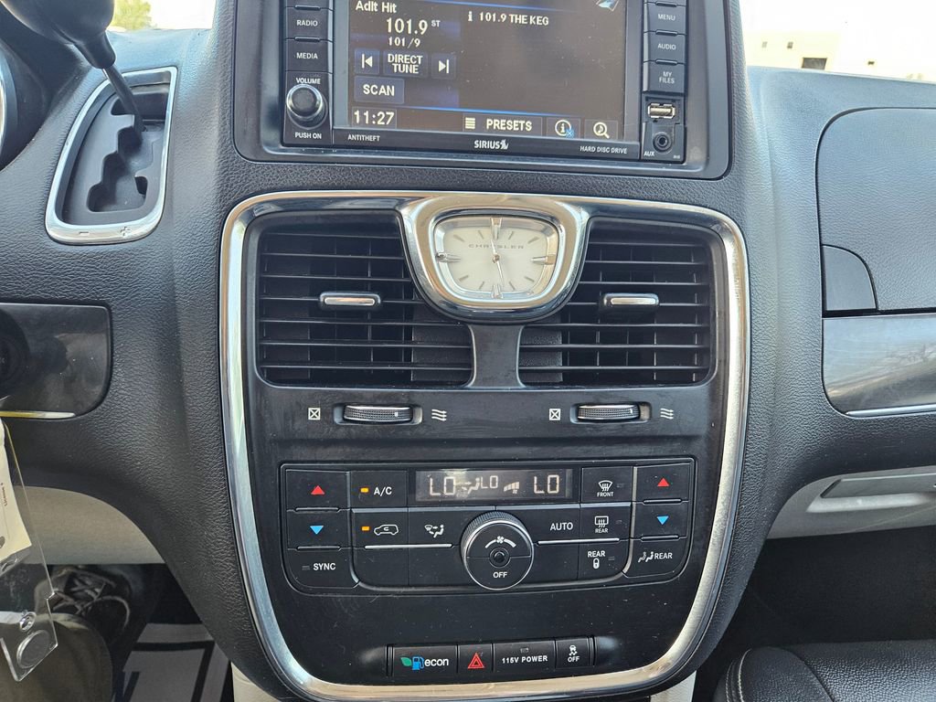 2016 Chrysler Town & Country Touring photo 10