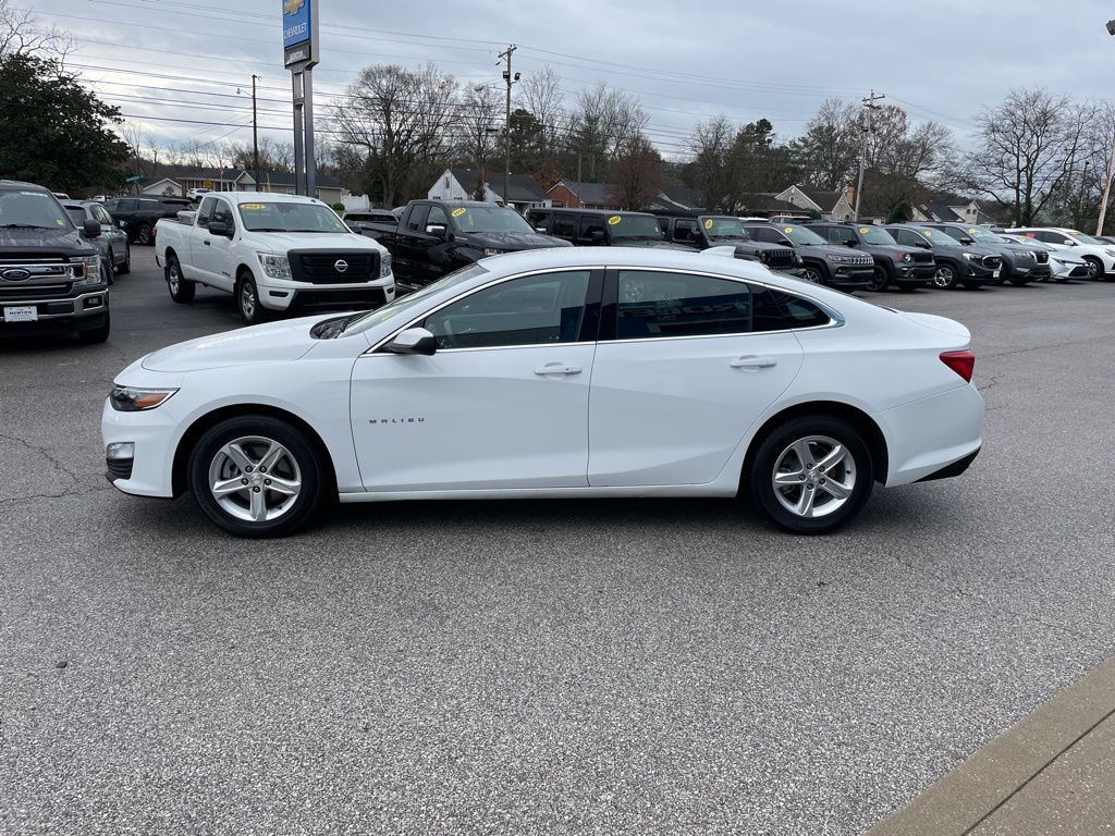 2024 Chevrolet Malibu 1LT photo 2