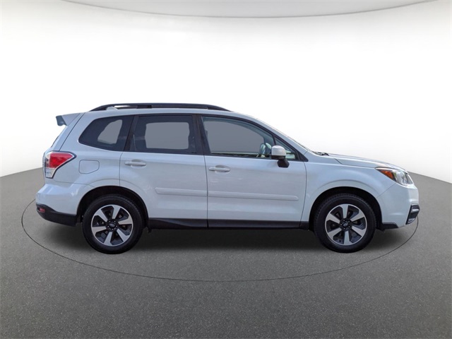 2017 Subaru Forester 2.5i Premium photo 4