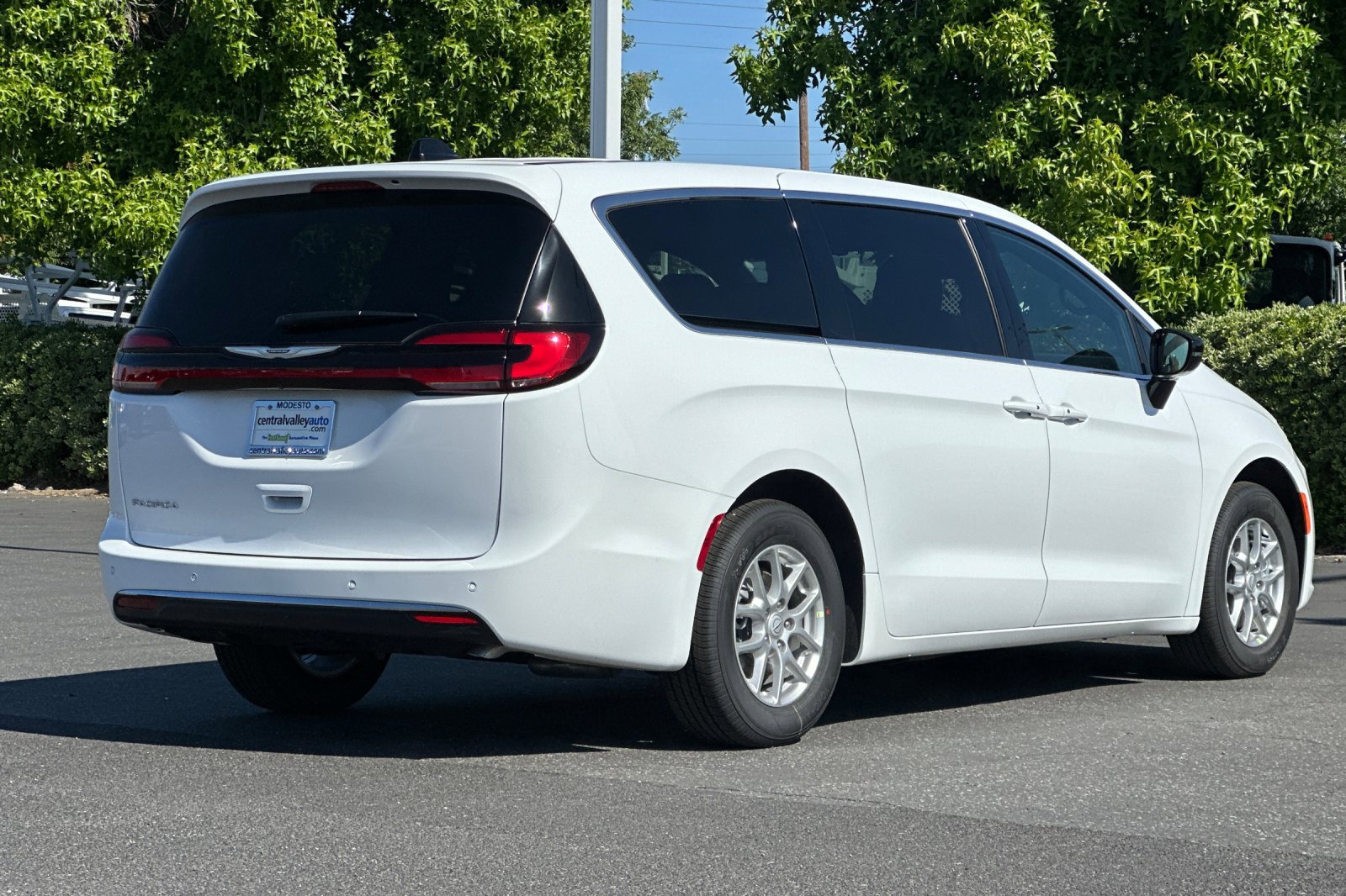 2025 Chrysler Pacifica photo 4
