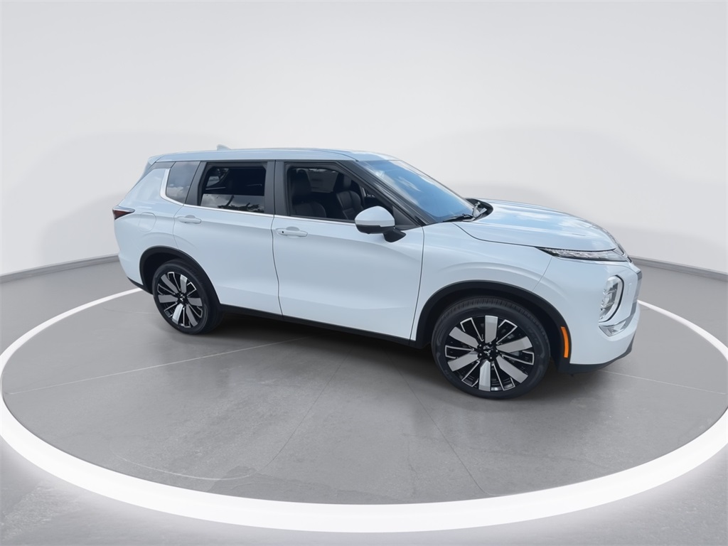 2025 Mitsubishi Outlander SE photo 2