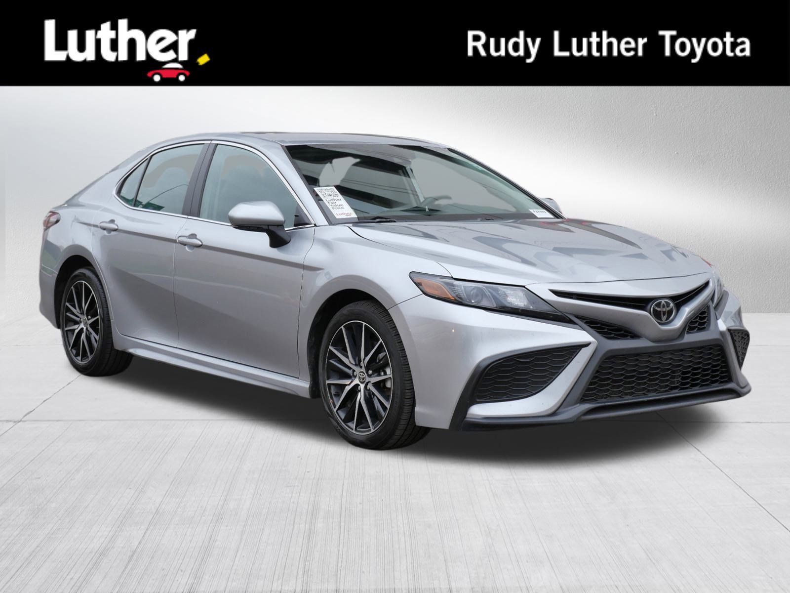 2024 Toyota Camry SE's photo