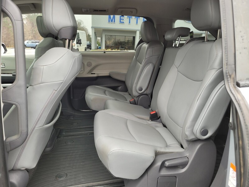 2021 Toyota Sienna XLE photo 6