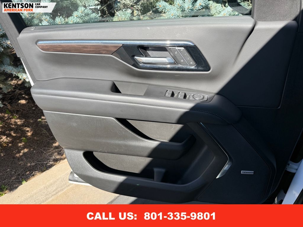 2025 Chevrolet Suburban LT photo 21
