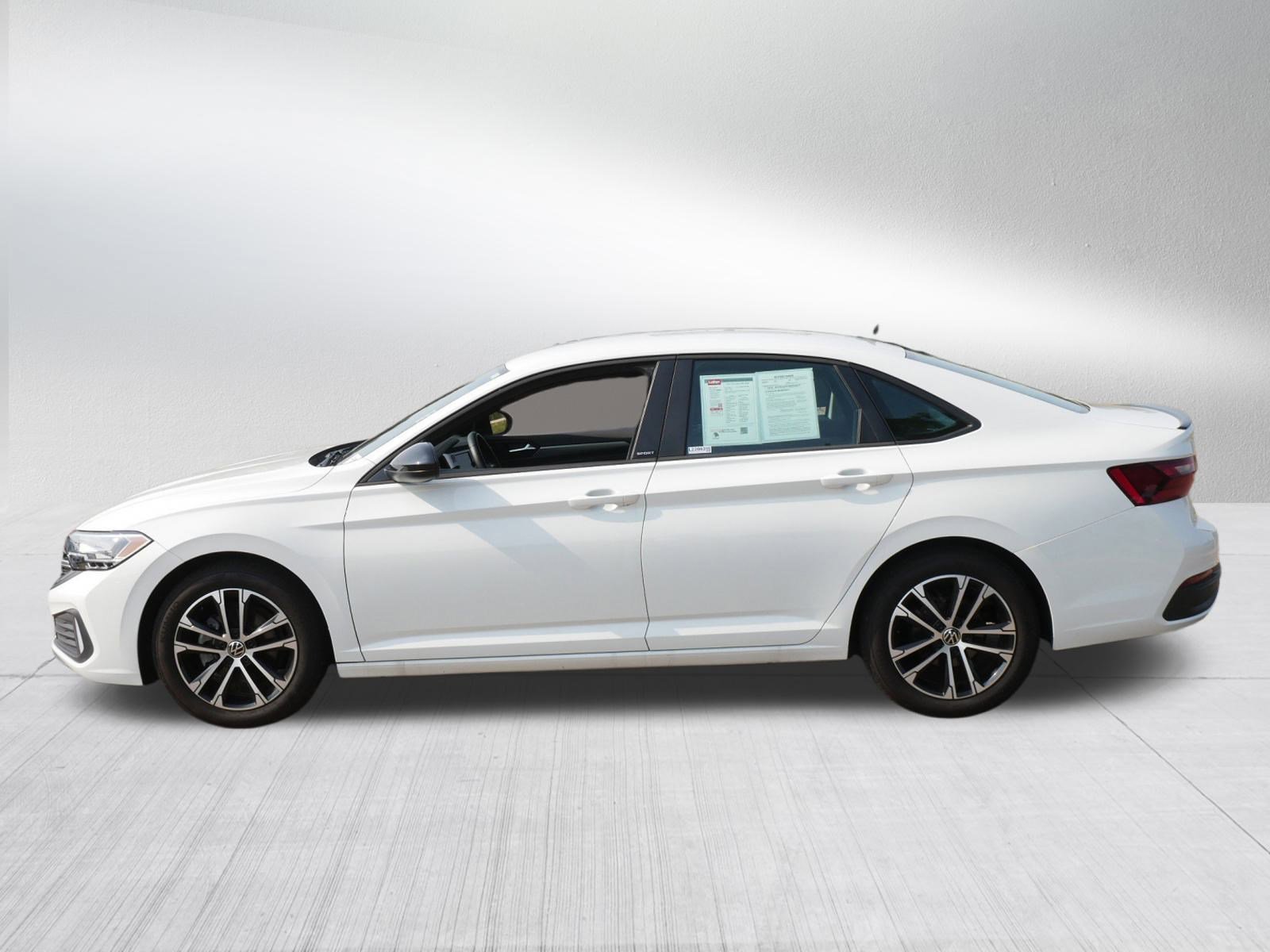 2024 Volkswagen Jetta Sport photo 2