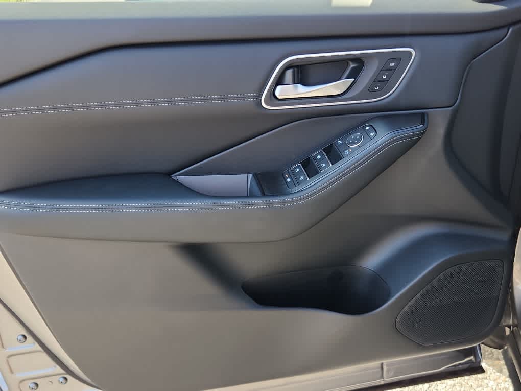2026 Nissan Rogue Platinum AWD photo 7