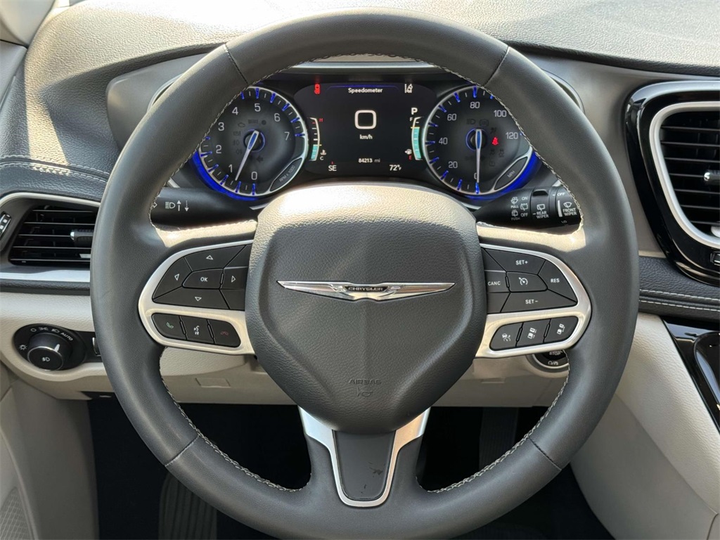 2023 Chrysler Pacifica Touring L photo 18