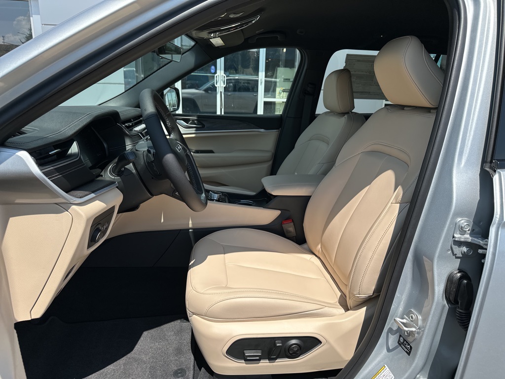2025 Jeep Grand Cherokee Limited photo 8