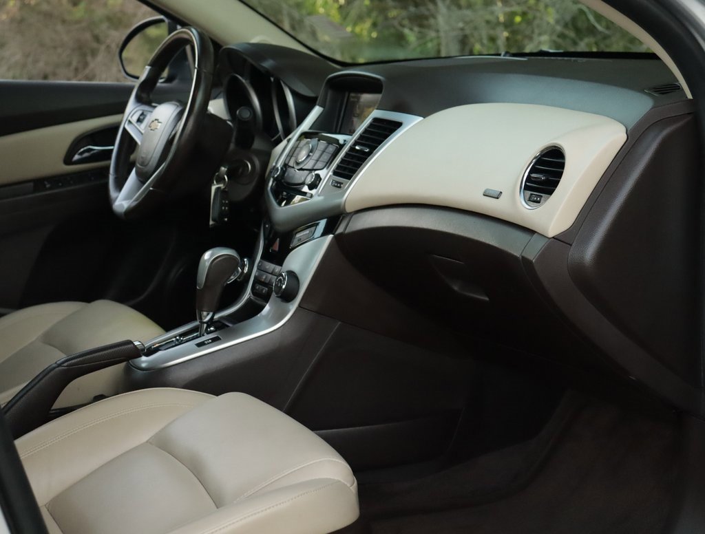 2015 Chevrolet Cruze LT photo 25