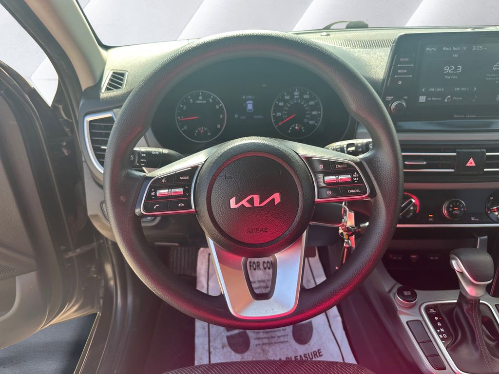 2023 Kia Seltos LX photo 8