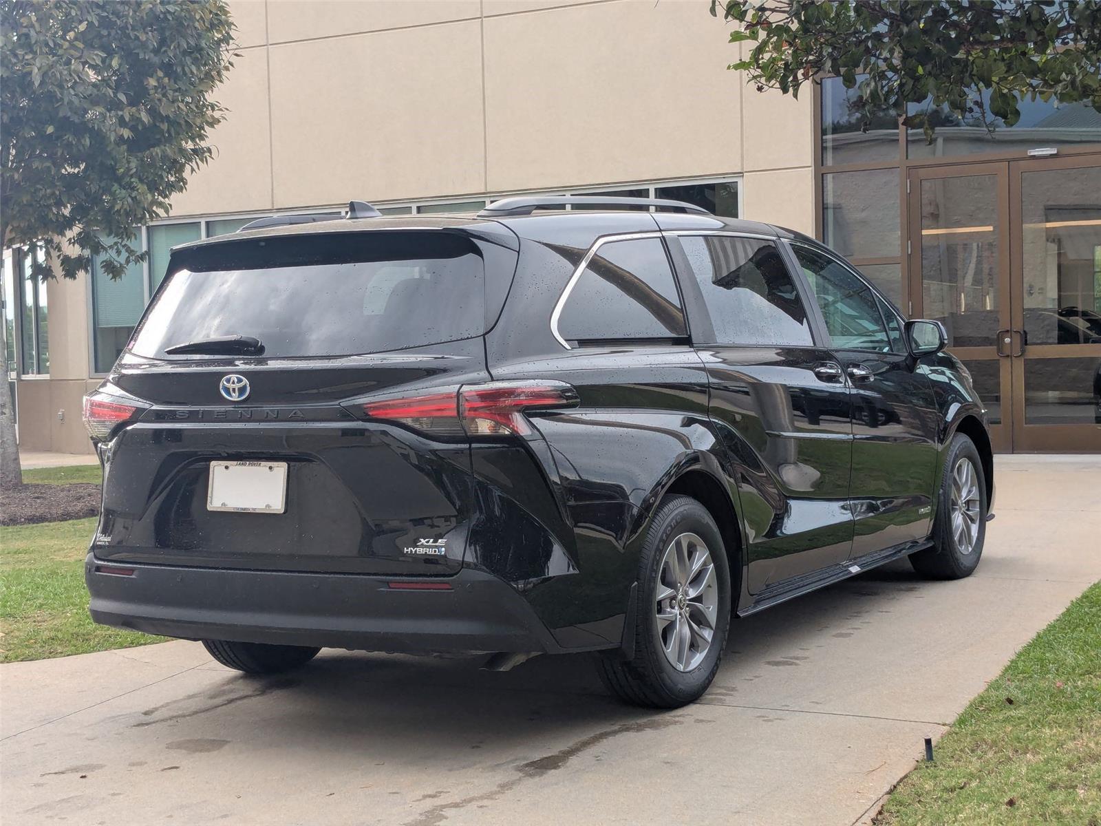 2021 Toyota Sienna XLE photo 5
