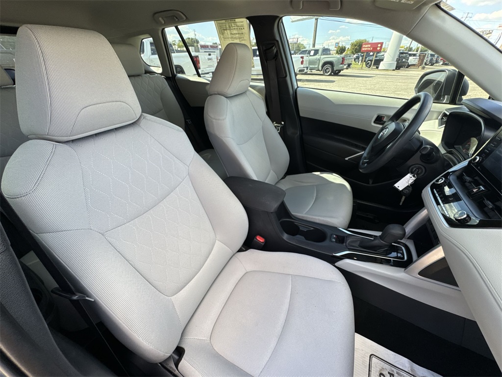 2022 Toyota Corolla Cross L photo 23