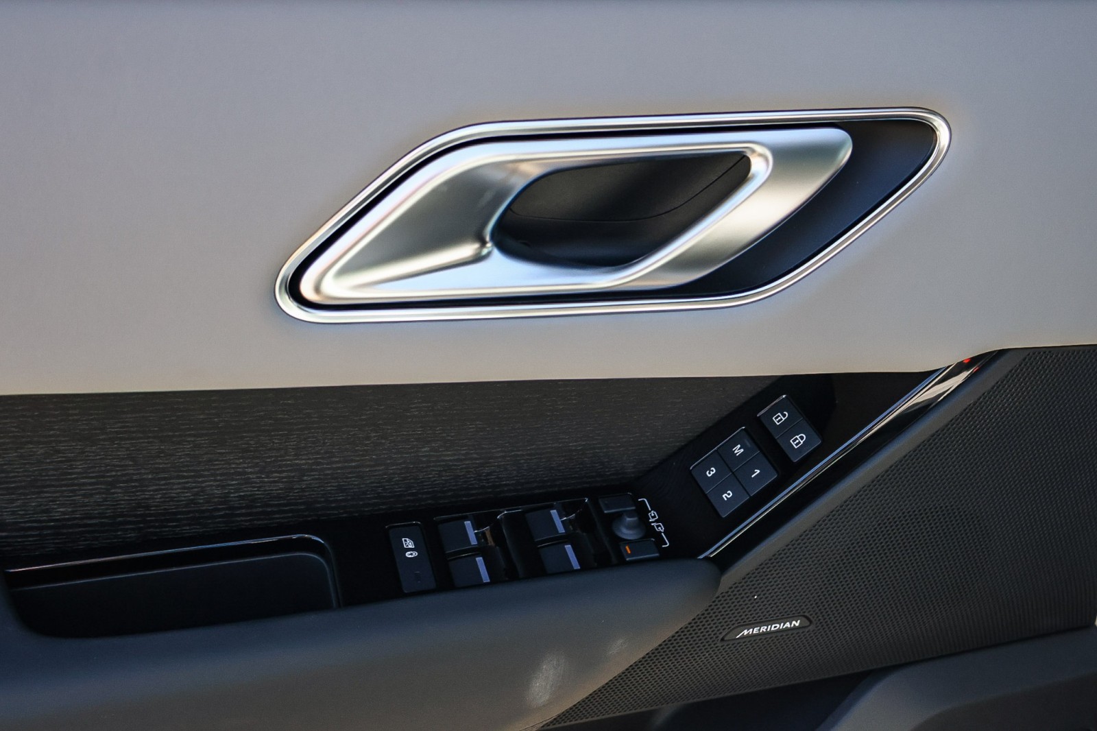 2026 Land Rover Range Rover Velar SE photo 13