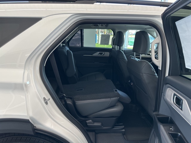 2025 Ford Explorer photo 32