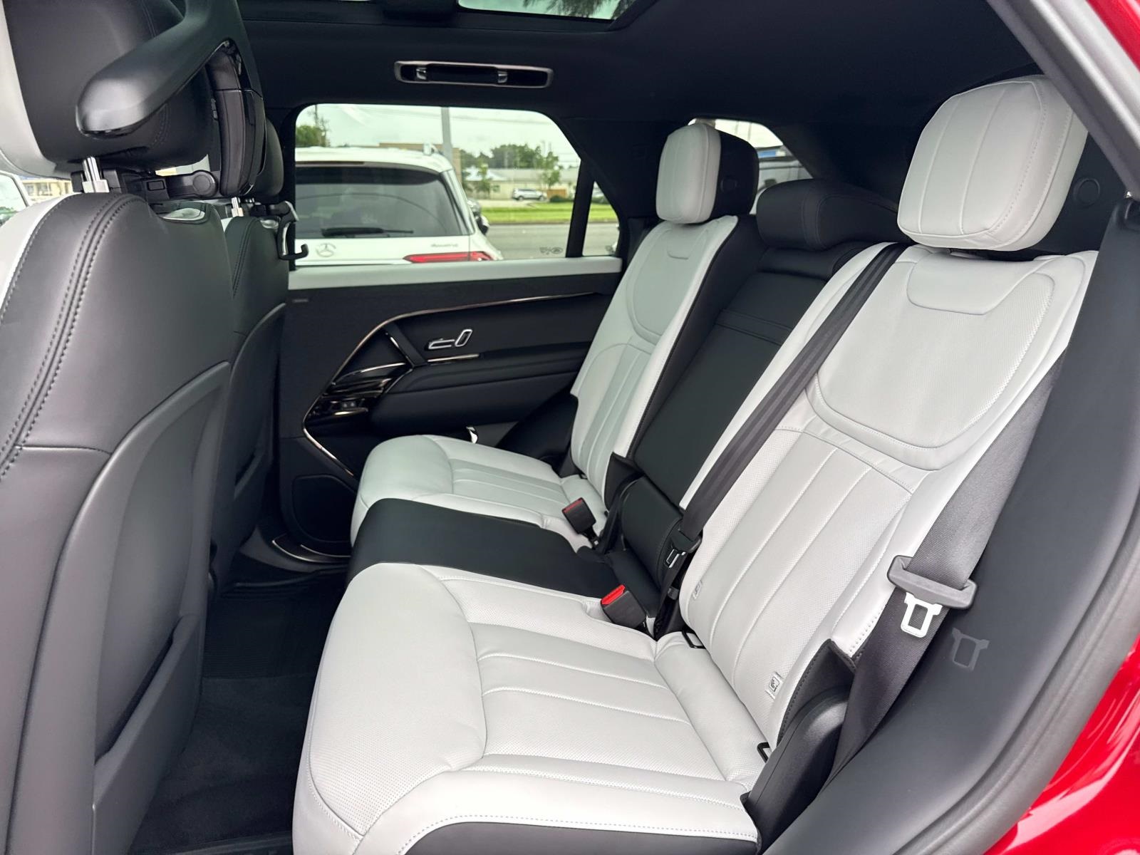 2025 Land Rover Range Rover Sport SE photo 8