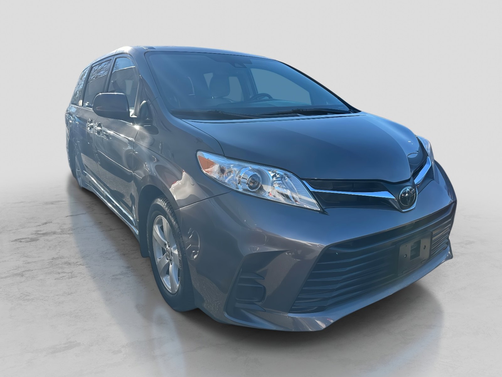 2020 Toyota Sienna LE's photo
