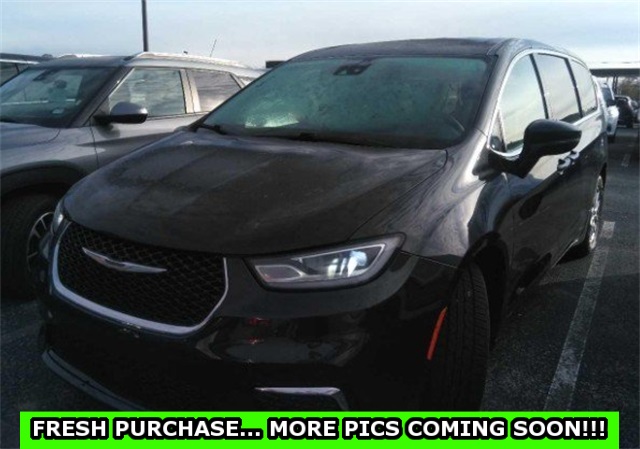 2024 Chrysler Pacifica Touring L's photo