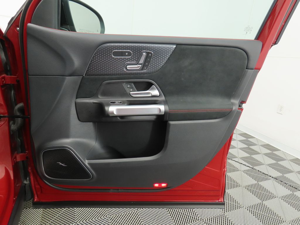 2025 Mercedes Benz GLB 250 photo 24