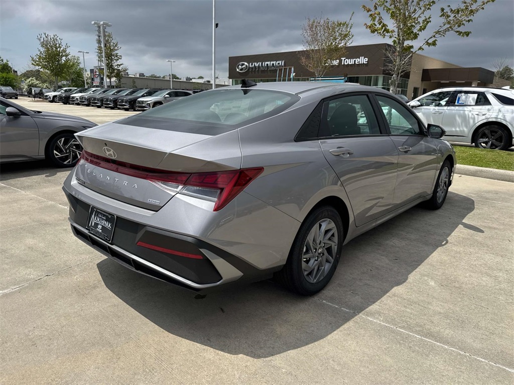 2025 Hyundai Elantra Hybrid photo 4