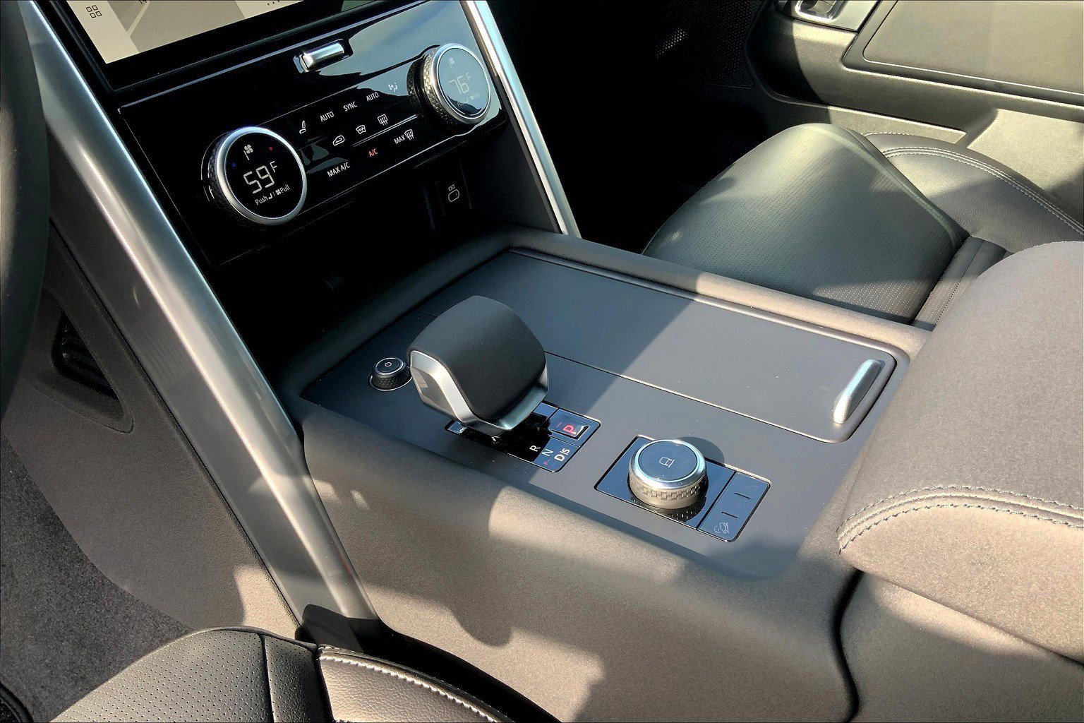 2025 Land Rover Discovery S photo 5