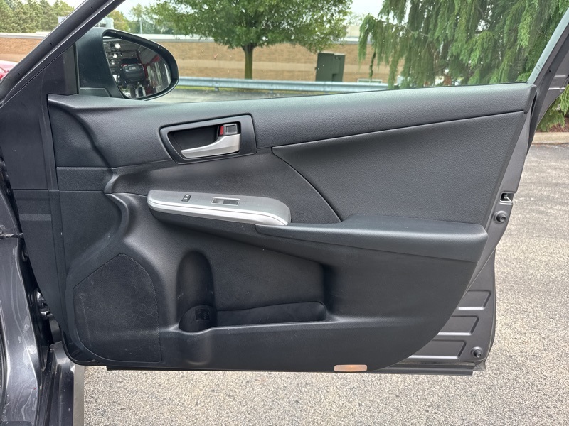 2014 Toyota Camry SE photo 35