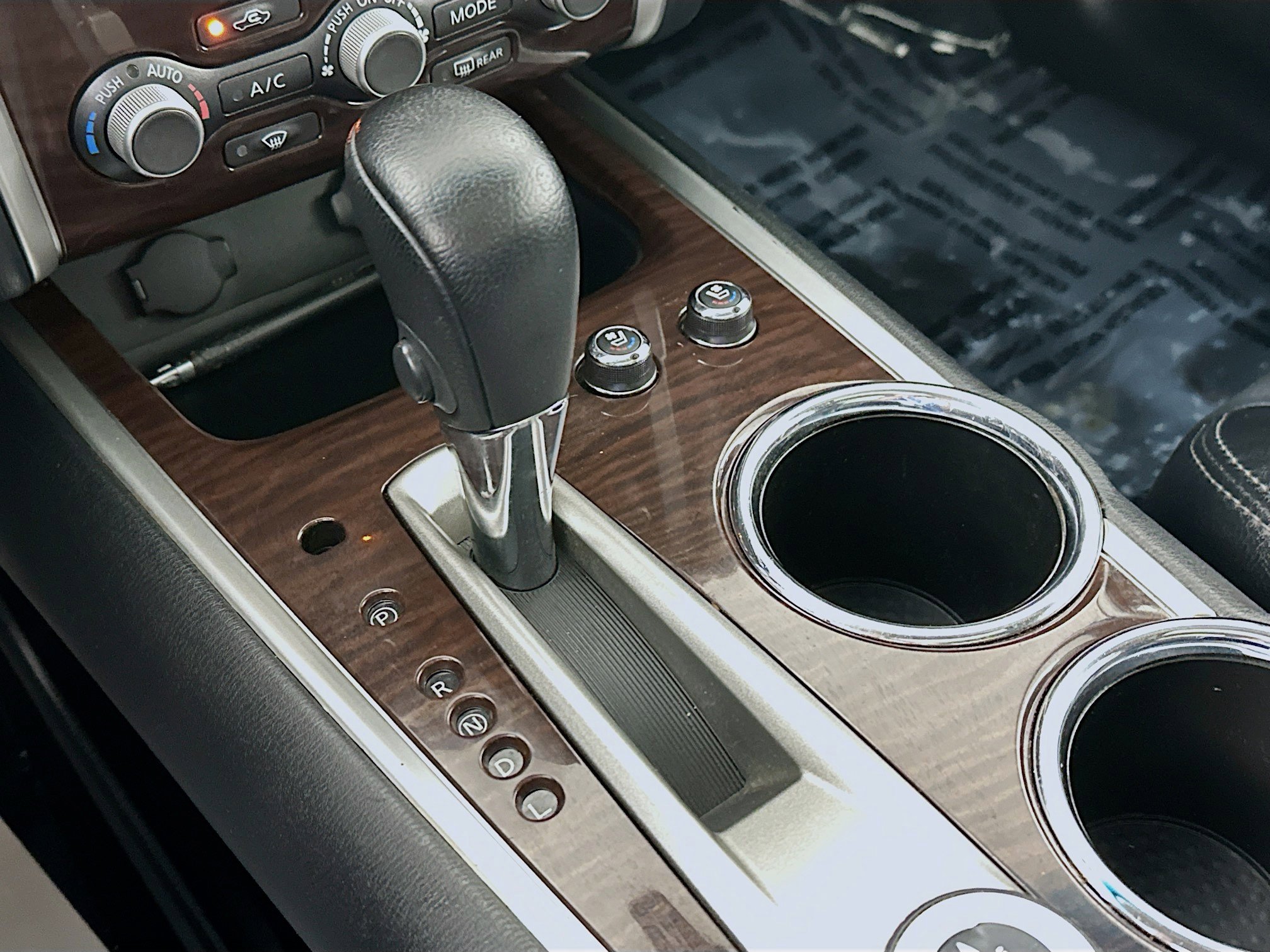 2015 Nissan Pathfinder Platinum photo 16