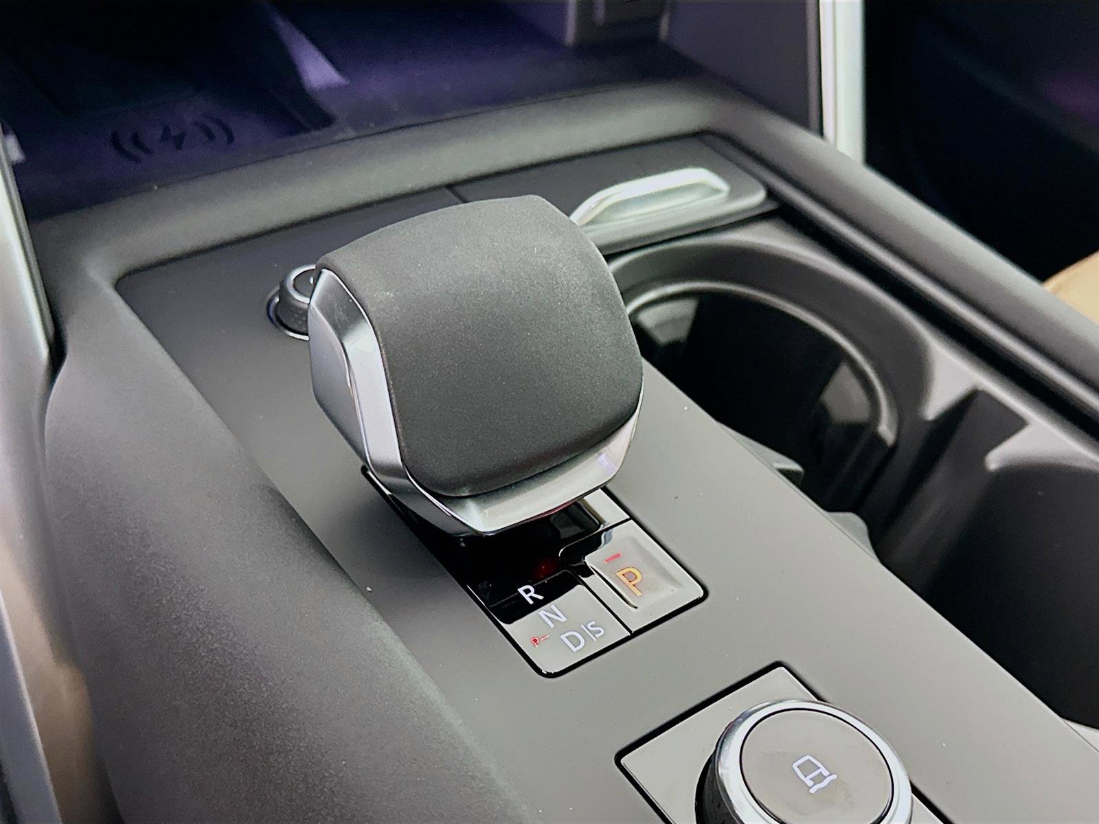 2025 Land Rover Discovery Metropolitan Edition photo 17