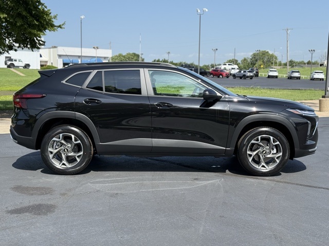 2025 Chevrolet Trax LT photo 2