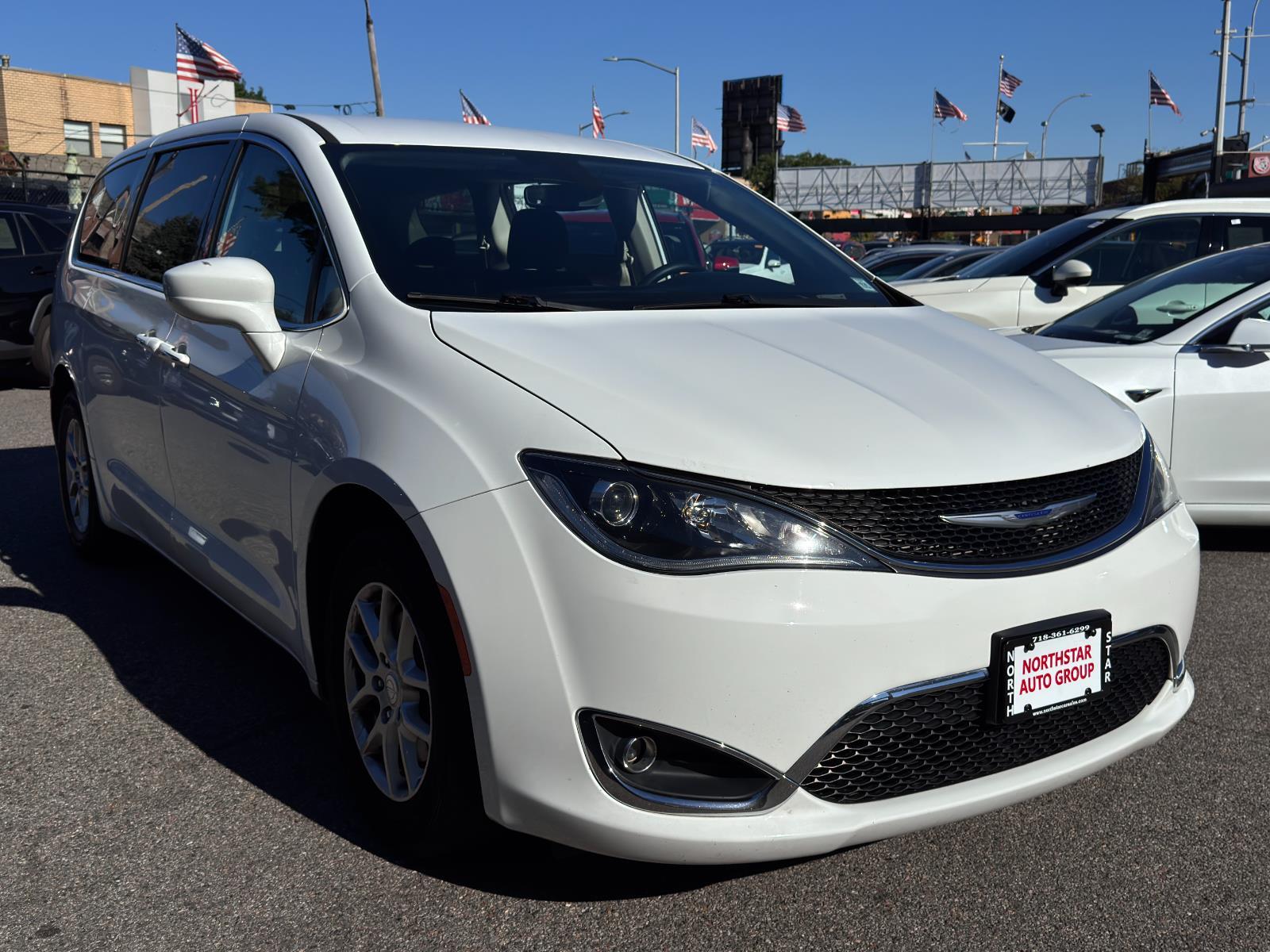 2020 Chrysler Pacifica Touring photo 3