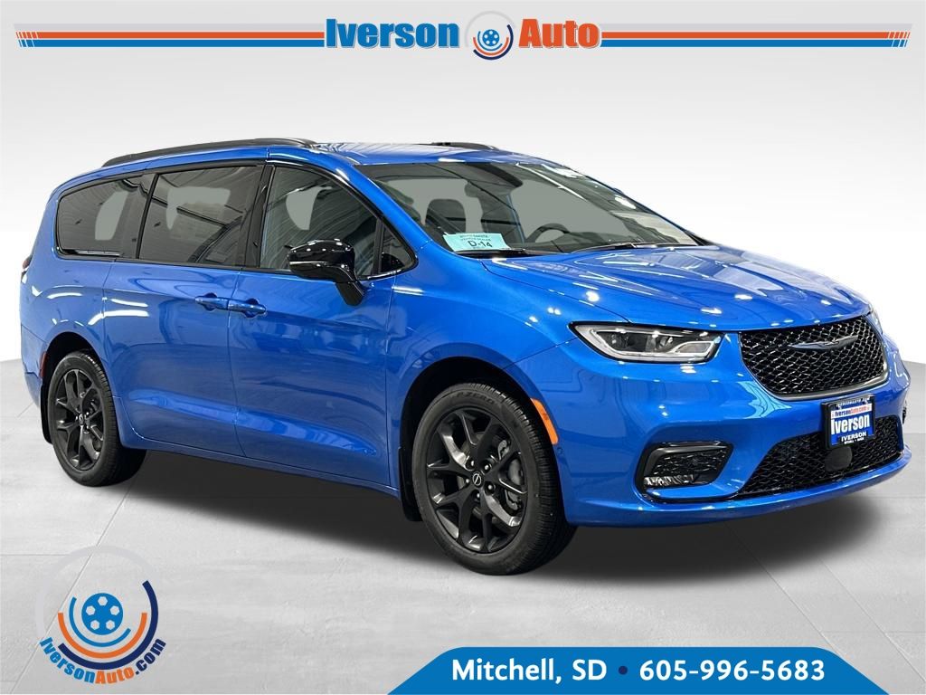 2026 Chrysler Pacifica Select's photo