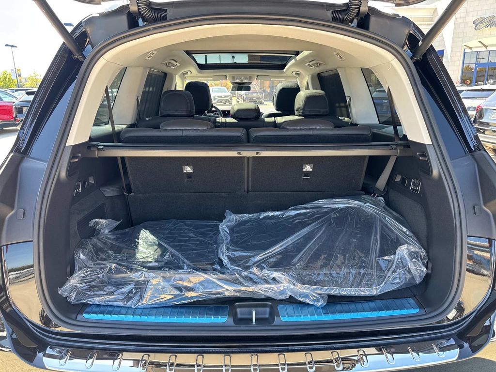 2026 Mercedes Benz GLS 450 4MATIC photo 5