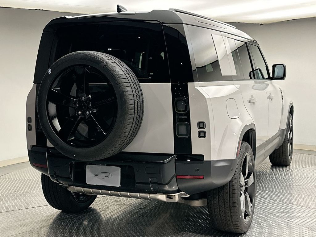 2026 Land Rover Defender 110 photo 2