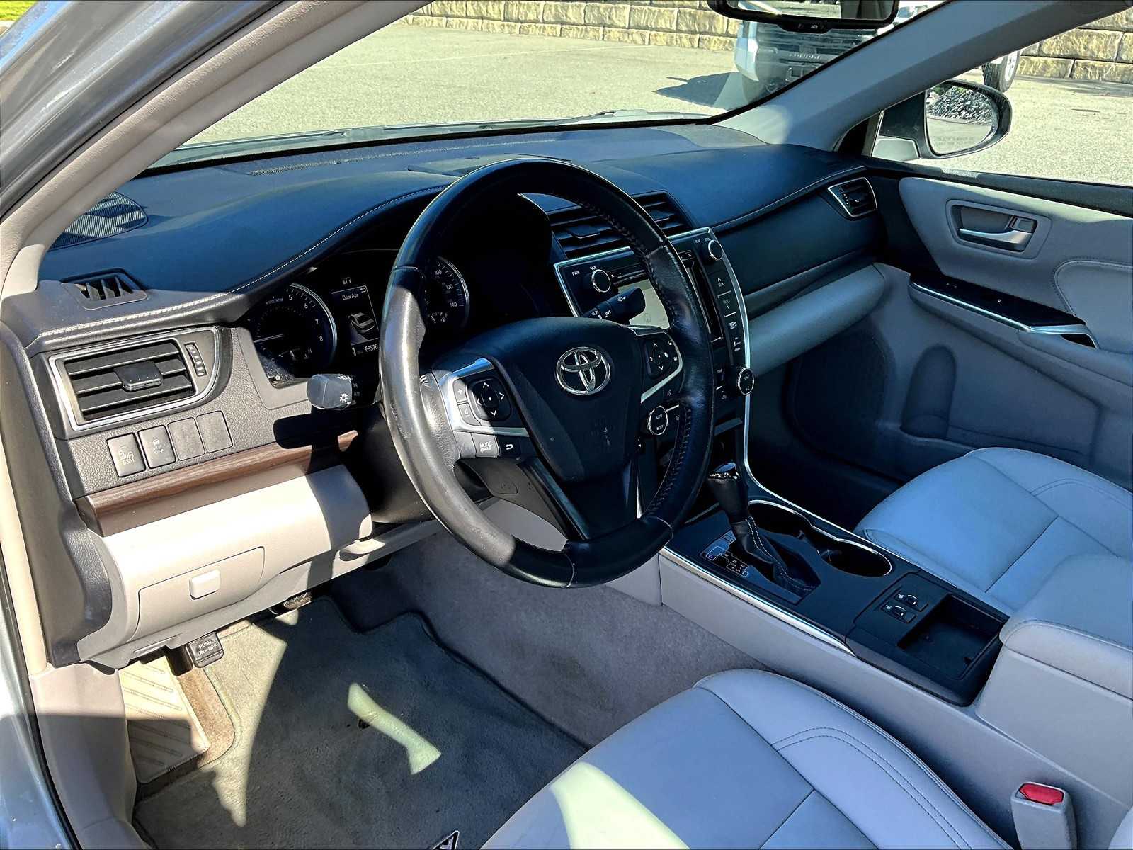2016 Toyota Camry XLE photo 8