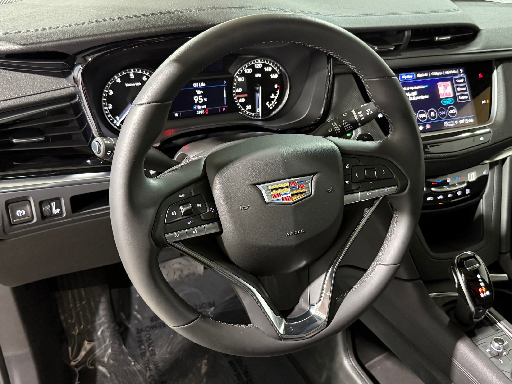 2025 Cadillac XT6 Luxury photo 3