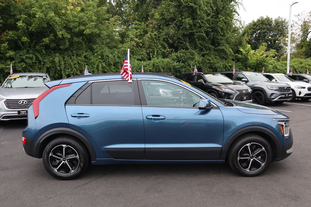 2024 Kia Niro EX photo 2