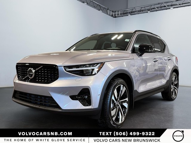 NEW 2026 VOLVO XC40 B5 PLUS DARK THEME WITH NAVIGATION & AWD