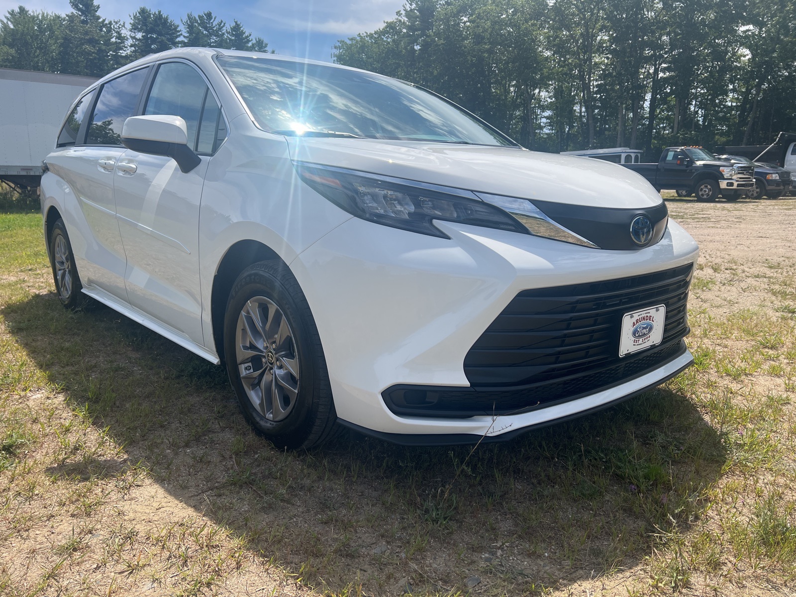 2024 Toyota Sienna LE's photo