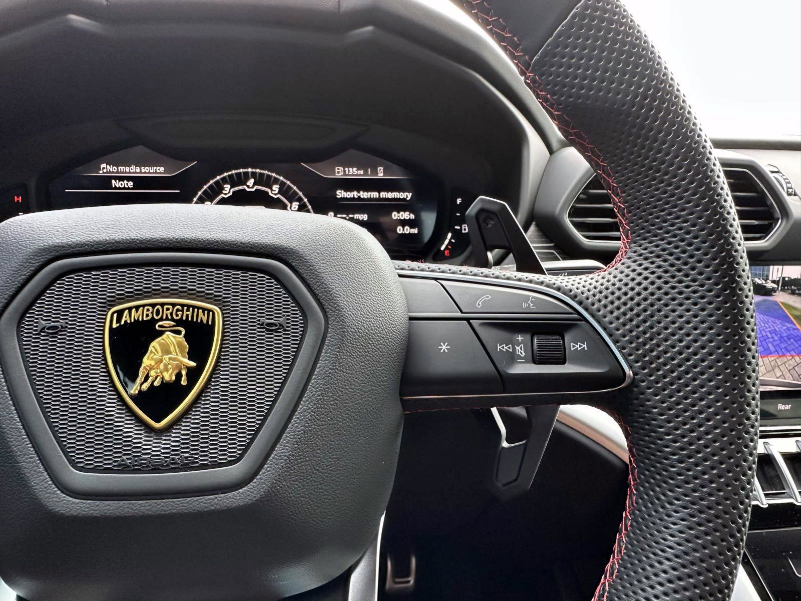 2022 Lamborghini Urus Base photo 28