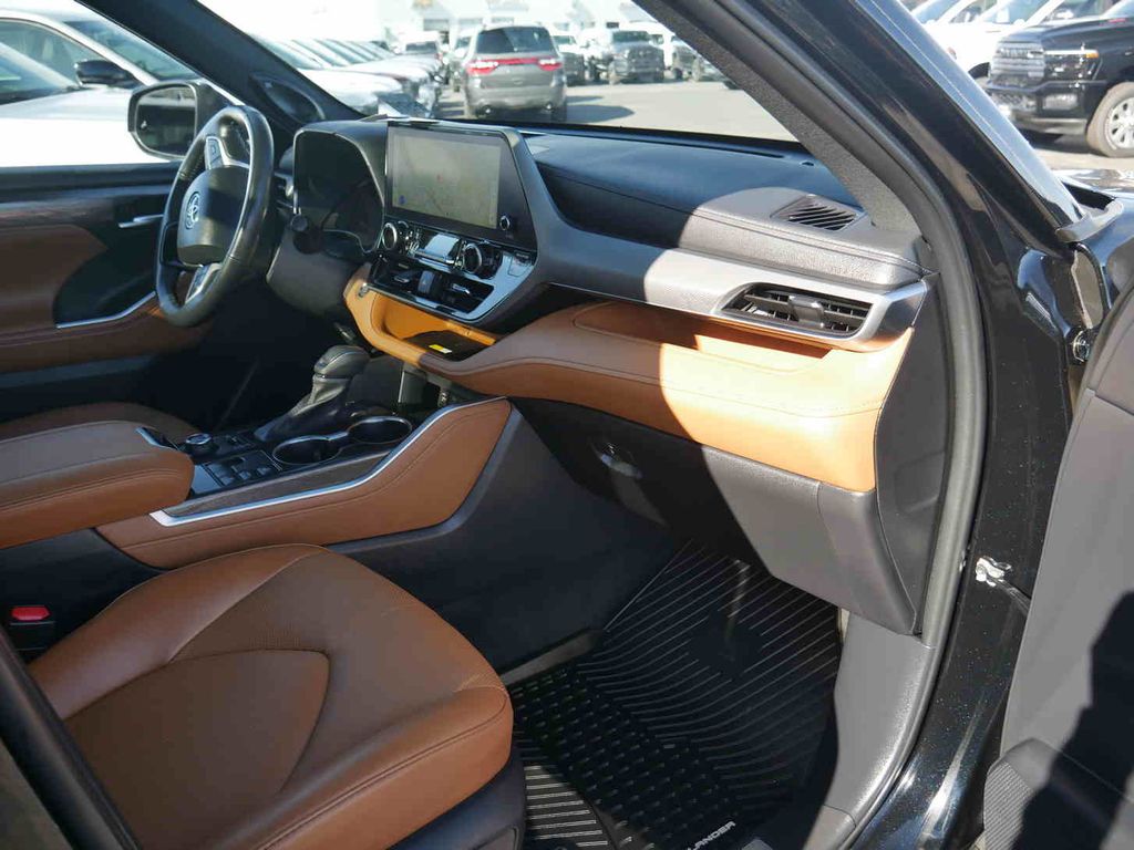 2023 Toyota Highlander LE photo 25