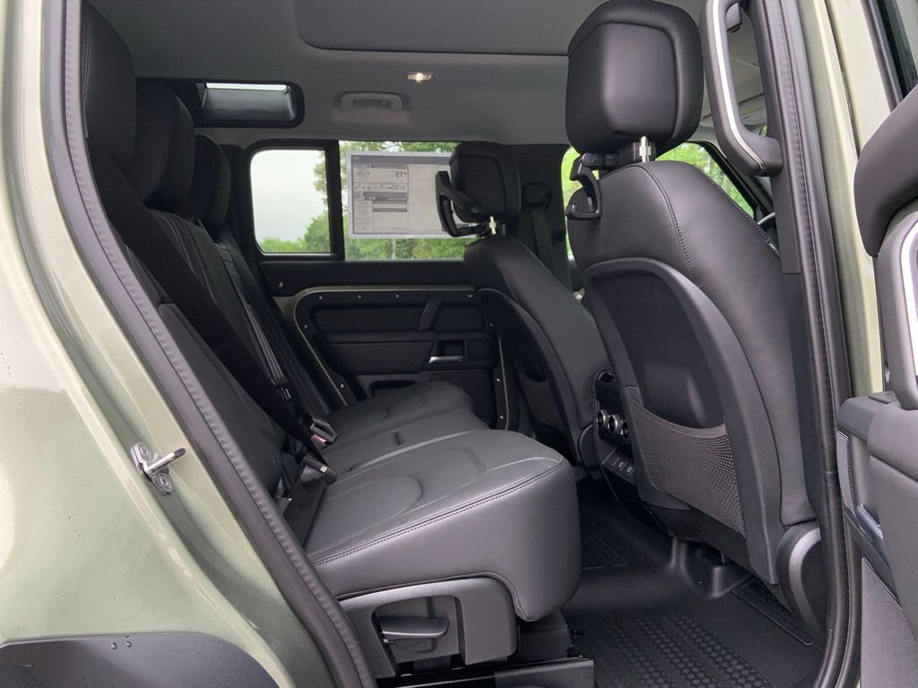 2025 Land Rover Defender 110 S photo 17