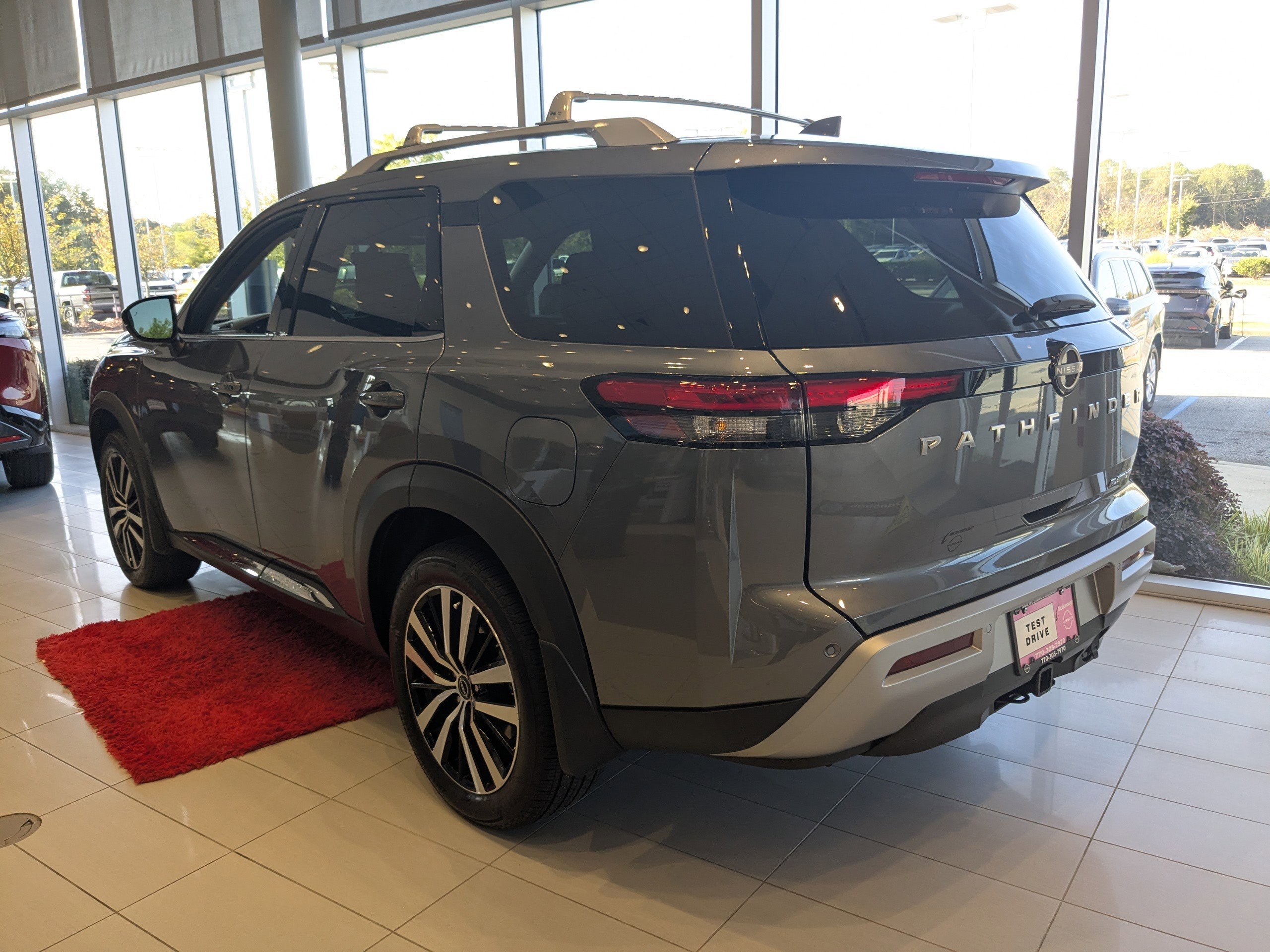 2025 Nissan Pathfinder Platinum photo 2