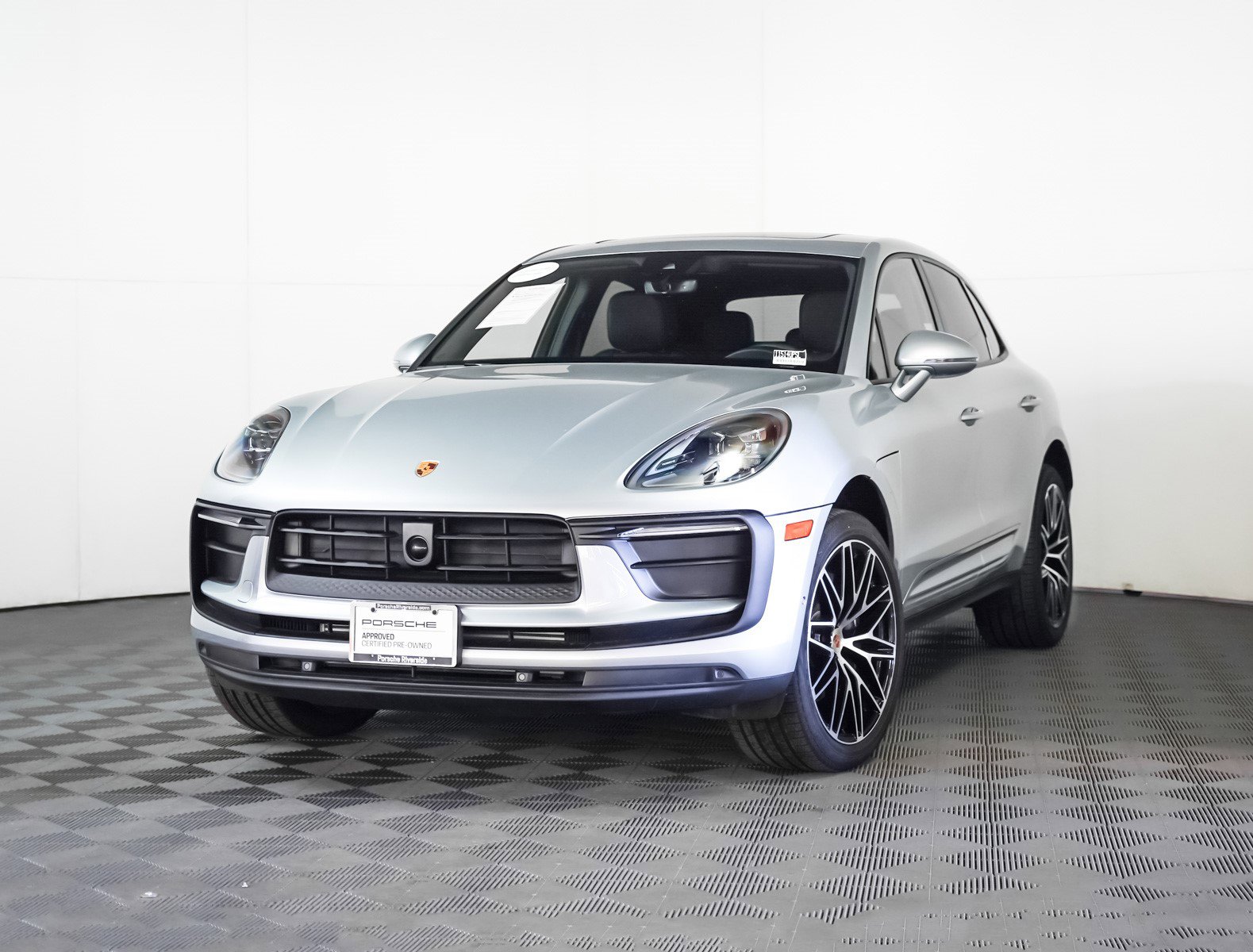 2025 Porsche Macan's photo