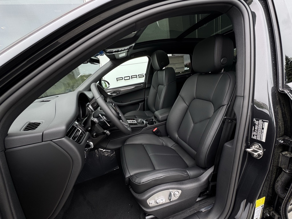 2025 Porsche Macan T photo 4