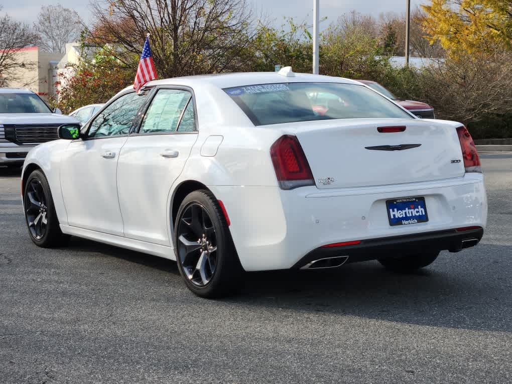 2023 Chrysler 300 Touring L photo 3