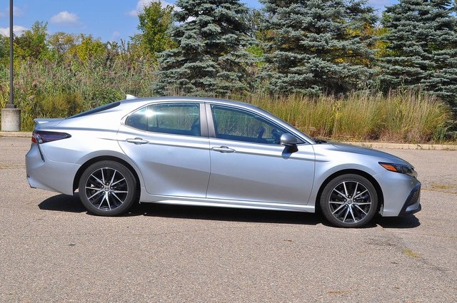 2023 Toyota Camry SE photo 2