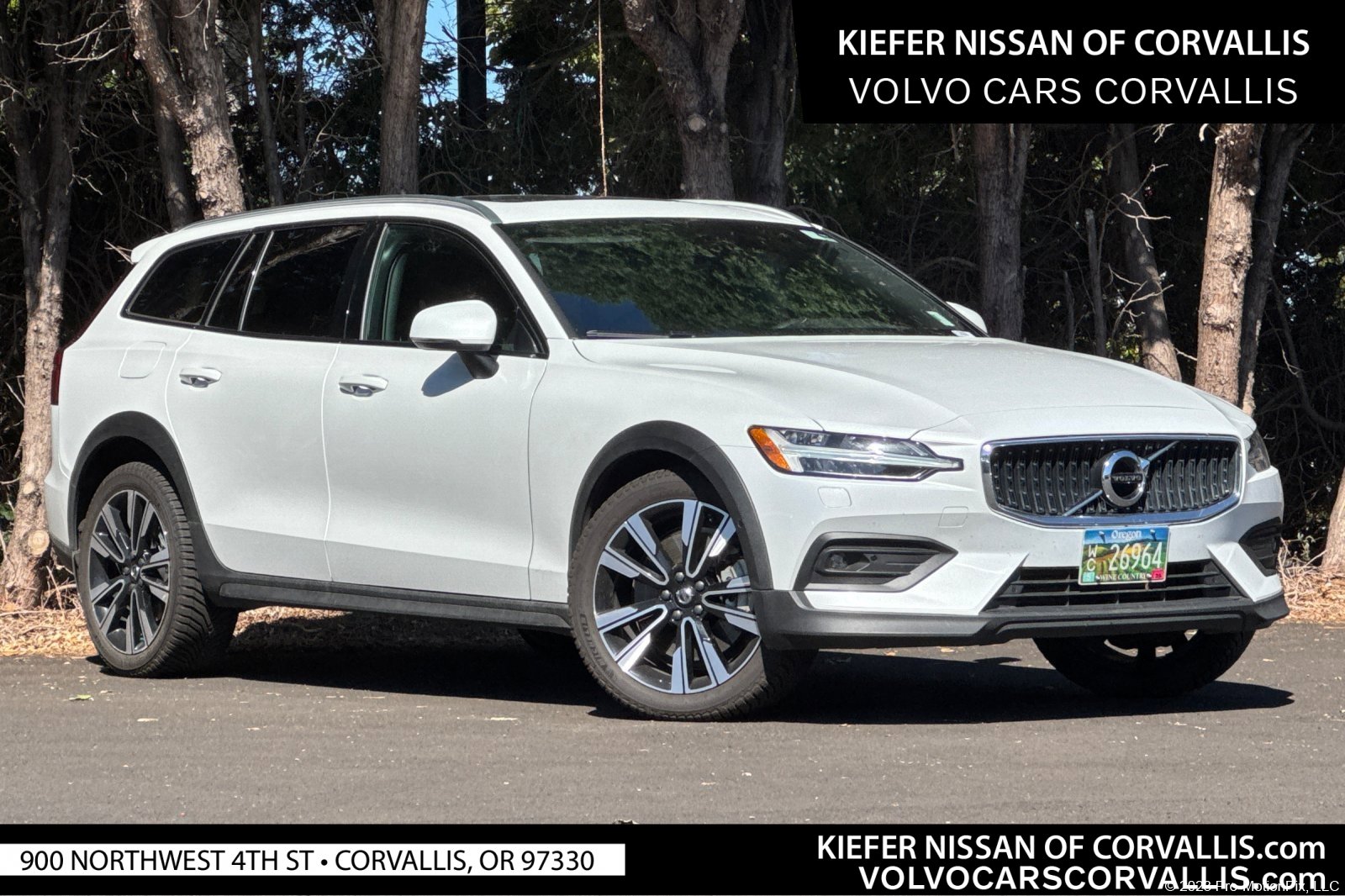 2022 Volvo V60 Cross Country Base's photo